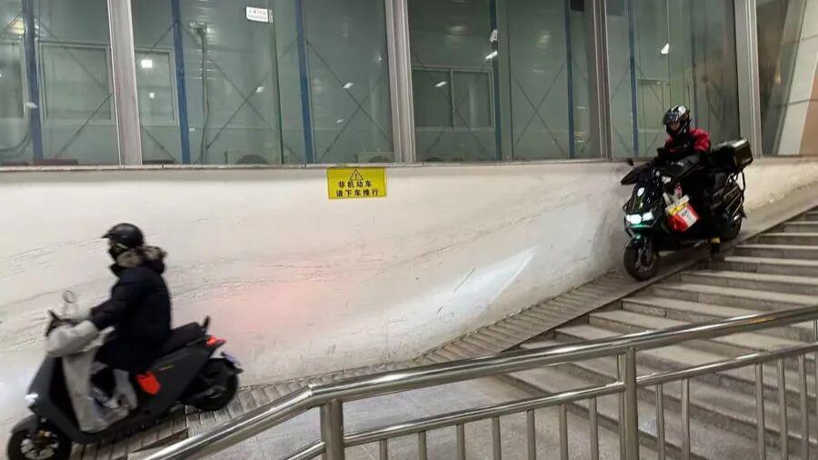 乐鱼体育官方入口-“简直是拿命在开玩笑！”上海一地道，一个个直接冲下坡道呼啸而过，太危险了